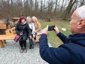 Přerov dnes odhalil lavičku zpěváka Pavla Nováka. Hudební ikona by se dožila osmdesáti let