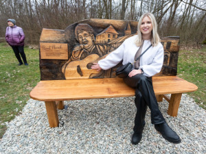 Přerov dnes odhalil lavičku zpěváka Pavla Nováka. Hudební ikona by se dožila osmdesáti let