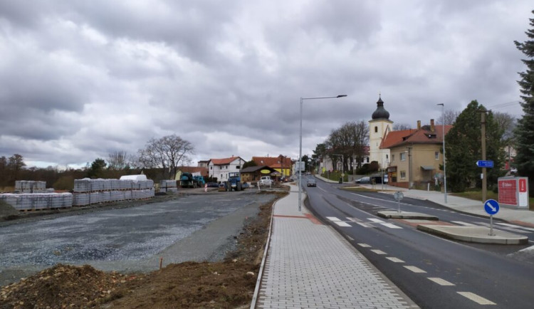 Nové parkoviště v centru a kruhový objezd. Na silnici v Nezvěsticích se znovu vrátí stavební dělníci