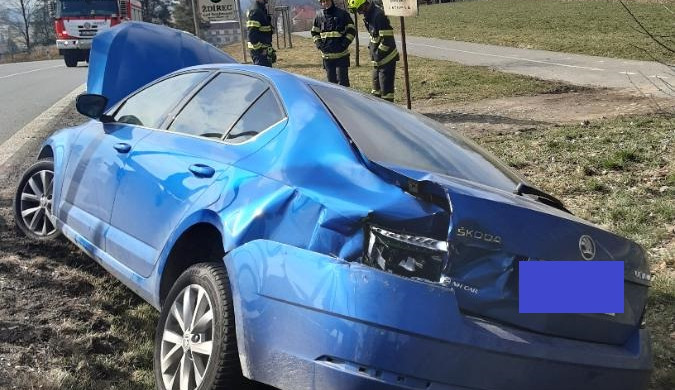 FOTO: Řidič s tahačem se při předjíždění srazil s osobním autem. Nehoda skončila lehkým zraněním