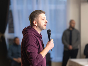 VIDEO: Sociální dávky, protiletecké kryty i kritika Babiše. Ministr Rakušan debatoval s Přerovany