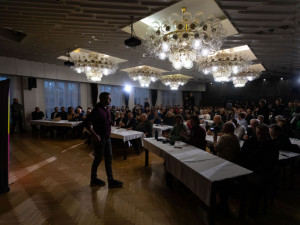 VIDEO: Sociální dávky, protiletecké kryty i kritika Babiše. Ministr Rakušan debatoval s Přerovany