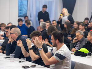 VIDEO: Sociální dávky, protiletecké kryty i kritika Babiše. Ministr Rakušan debatoval s Přerovany