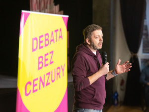 VIDEO: Sociální dávky, protiletecké kryty i kritika Babiše. Ministr Rakušan debatoval s Přerovany