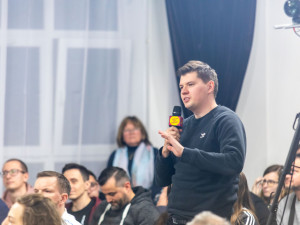 VIDEO: Sociální dávky, protiletecké kryty i kritika Babiše. Ministr Rakušan debatoval s Přerovany