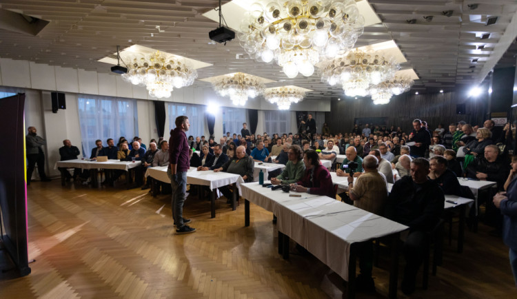 Sociální dávky, protiletecké kryty i kritika Babiše. Ministr Rakušan debatoval s Přerovany