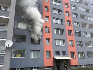 V Olomouci hořel byt v paneláku u Timpa. Tři lidé utrpěli zranění