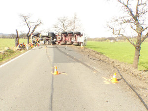 Převrácená cisterna na devět hodin zablokovala na Jesenicku silniční tah do Polska