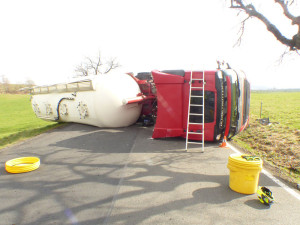 Převrácená cisterna na devět hodin zablokovala na Jesenicku silniční tah do Polska