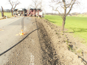 Převrácená cisterna na devět hodin zablokovala na Jesenicku silniční tah do Polska