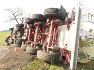 Převrácená cisterna na devět hodin zablokovala na Jesenicku silniční tah do Polska