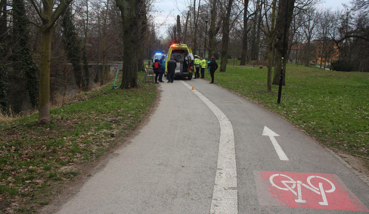 V Bezručových sadech v Olomouci došlo ke srážce cyklistky a chodkyně