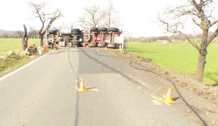 Převrácená cisterna na devět hodin zablokovala na Jesenicku silniční tah do Polska