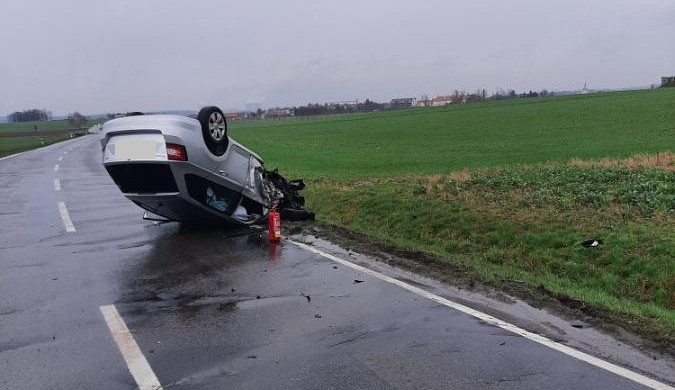 Tři lidé utrpěli zranění během nehody u Třebenic. Dvě auta se tam srazila při předjíždění