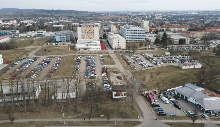 Konec problémům. U jihlavské nemocnice vyroste parkovací dům, k tomu přibydou dvě další parkoviště