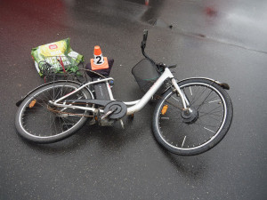 Tragická nehoda v Šumperku: seniorka na elektrokole zemřela po střetu s autem