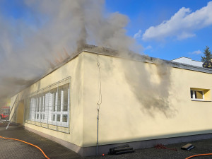 Na sídlišti v Olomouci hořela střecha základní školy. Dětem se nic nestalo, hasiči už požár zkrotili