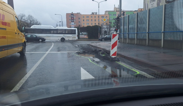 Dopravní komplikace v Přerově. Kvůli katastrofálnímu stavu krajnice je uzavřený jeden pruh mostu u elektrárny