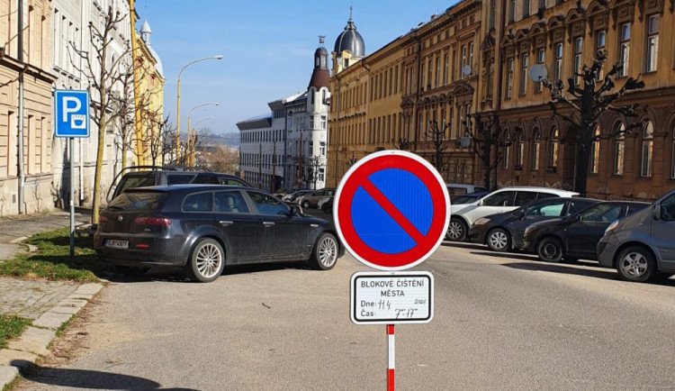 V Jihlavě zanedlouho začne jarní úklid. Řidičům, kteří si nepřeparkují, hrozí pokuta a odtah auta