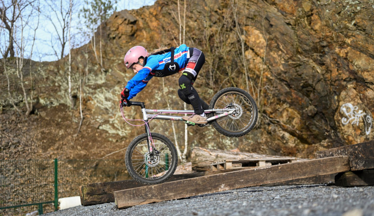 Po skateparku a bikrosové dráze má nyní Zábřeh také areál pro biketrial. Město podporuje mládež