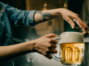 Podle průzkumu zdražilo čepované pivo po růstu DPH 62 procent hospod o 2,80 koruny na půllitr