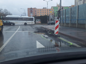 Dopravní komplikace v Přerově. Kvůli katastrofálnímu stavu krajnice je uzavřený jeden pruh mostu u elektrárny