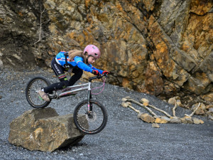 Po skateparku a bikrosové dráze má nyní Zábřeh také areál pro biketrial. Město podporuje mládež