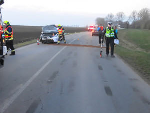 Mladá motorkářka spadla před projíždějící auto. Na Prostějovsko vzlétl záchranářský vrtulník