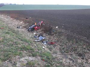 Mladá motorkářka spadla před projíždějící auto. Na Prostějovsko vzlétl záchranářský vrtulník