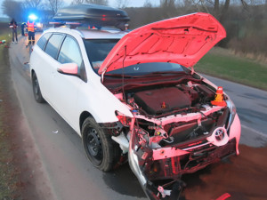 Mladá motorkářka spadla před projíždějící auto. Na Prostějovsko vzlétl záchranářský vrtulník