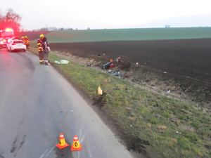 Mladá motorkářka spadla před projíždějící auto. Na Prostějovsko vzlétl záchranářský vrtulník