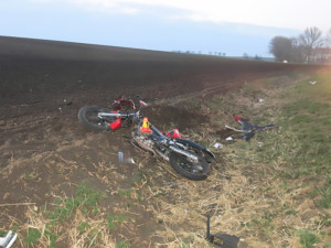 Mladá motorkářka spadla před projíždějící auto. Na Prostějovsko vzlétl záchranářský vrtulník