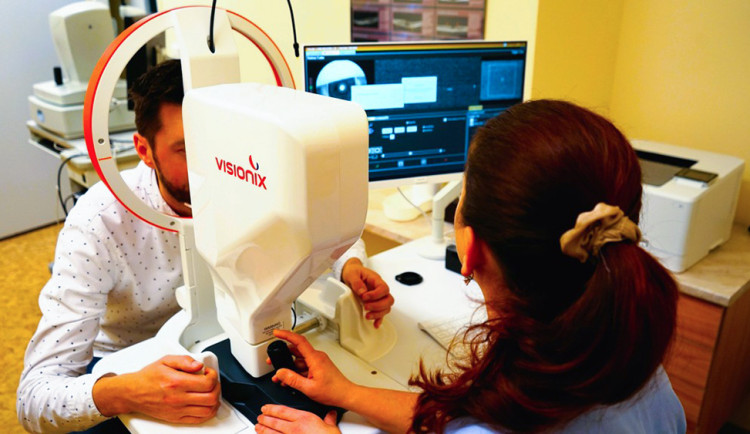 Kontrastní látka netřeba. Pro precizní vyšetření očí využívá šumperská nemocnice nový přístroj