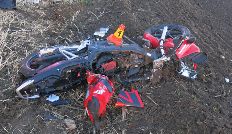 Mladá motorkářka spadla před projíždějící auto. Na Prostějovsko vzlétl záchranářský vrtulník