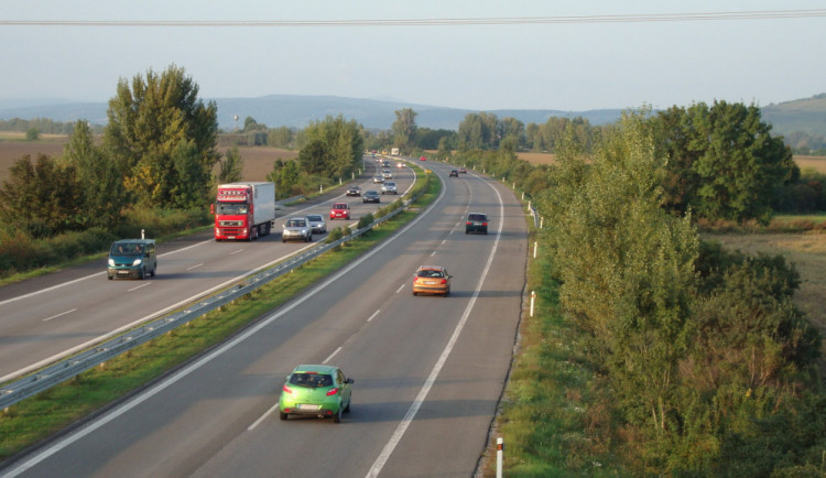 Mercedes na dálnici D1 narazil do vozíku, který vezla Tesla. Náklad skončil na silnici