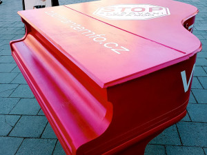 Petiční piano filharmoniků v Olomouci nepřestálo víkendovou noc. Měly ho rozsednout dvě dívky