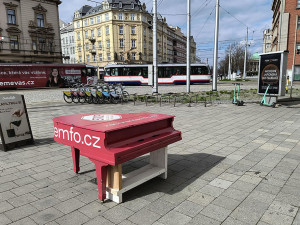 Po opravě se s novou podpěrou mohlo piano vrátit zpět na původní místo