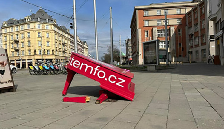 Petiční piano filharmoniků v Olomouci nepřestálo víkendovou noc. Měly ho rozsednout dvě dívky