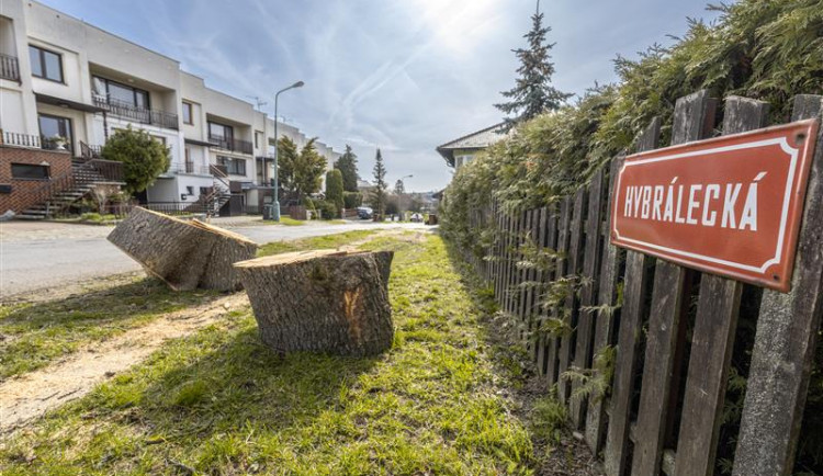 Rekonstrukce v Hybrálecké ulici bude pokračovat. Řidiči místem neprojedou, musí po objížďce