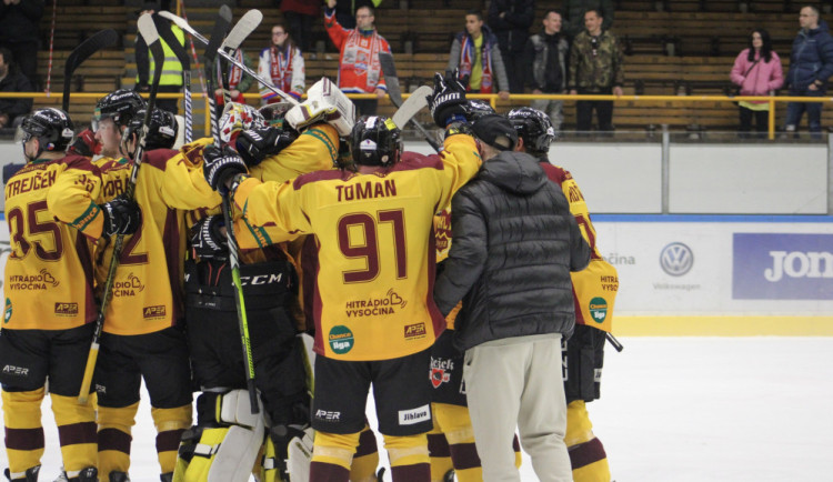 Dukla uspěla na horkém ledě Vsetína a po nájezdech vyrovnala semifinálovou sérii