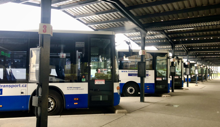 Záhada na jihlavském autobusovém nádraží. Od nepaměti tady chybí nástupiště číslo čtyři a čtrnáct