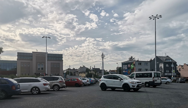 Na rozlehlé ploše na nároží ulici Hodolanská a Lipenská v Olomouci by mohl vzniknout parkovací dům