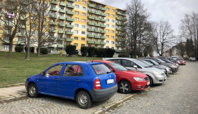 Jarní novinky v parkování v Jihlavě: Zprůjezdnění náměstí, výhody o svátcích a přibydou další modré čáry