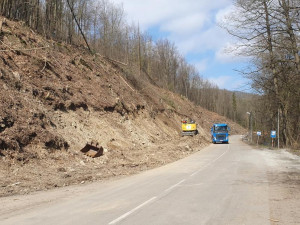 Kvůli nebezpečnému svahu Šternberk uzavřel silnici do Dolního Žlebu i pro autobusy. Město zde staví cyklostezku