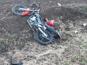 Mobil hlásí nehody. V Kapli se srazily dvě osobní auta, u Němčic nad Hanou havarovala motorkářka