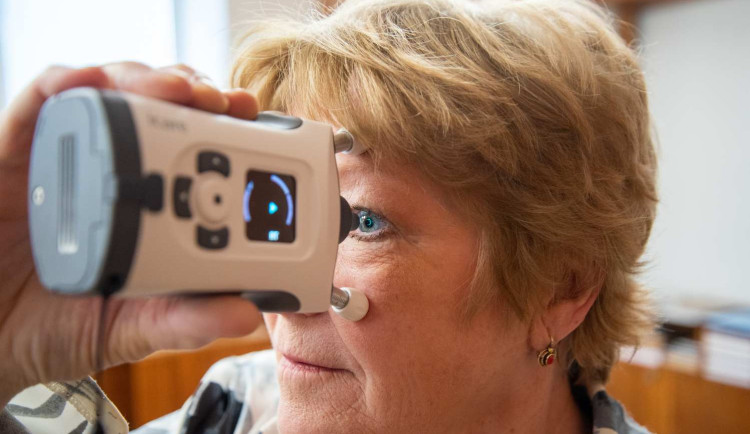 Nový přístroj umožní pacientům měřit nitrooční tlak, a odhalit tak zelený zákal. Fakultní nemocnice ho bude půjčovat domů