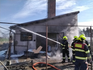 Při pálení dřevěného pařeniště v Přerově vítr rozfoukal plemeny na zahradní domek. Shořela celá střecha