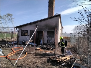 Při pálení dřevěného pařeniště v Přerově vítr rozfoukal plemeny na zahradní domek. Shořela celá střecha