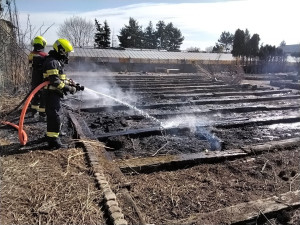 Při pálení dřevěného pařeniště v Přerově vítr rozfoukal plemeny na zahradní domek. Shořela celá střecha