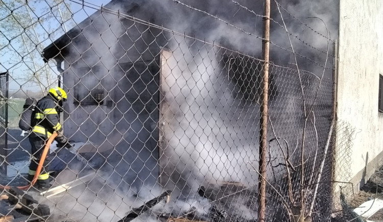 Při pálení dřevěného pařeniště v Přerově vítr rozfoukal plemeny na zahradní domek. Shořela celá střecha
